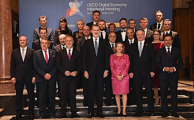 Felipe VI presidió una cena de gala con motivo de la cumbre de la OCDE en la capital grancanaria. 