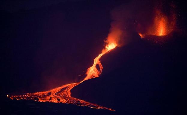 Imagen del volcán de Tajogaite, en La Palma, en plena erupción. 