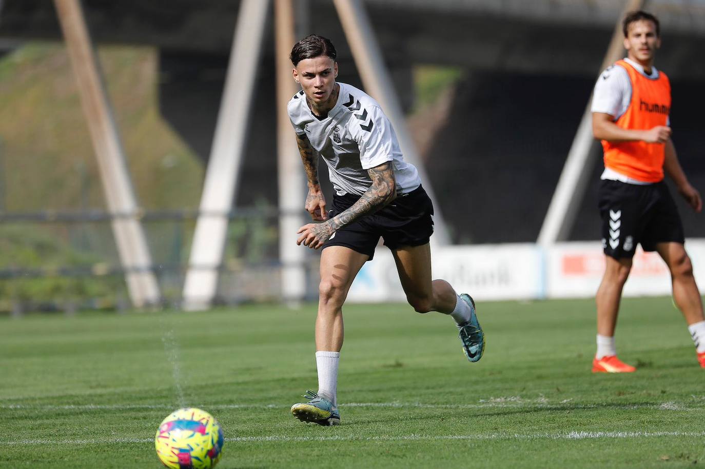 Joel Domínguez, ante la mirada de Eric Curbelo en Barranco Seco. 