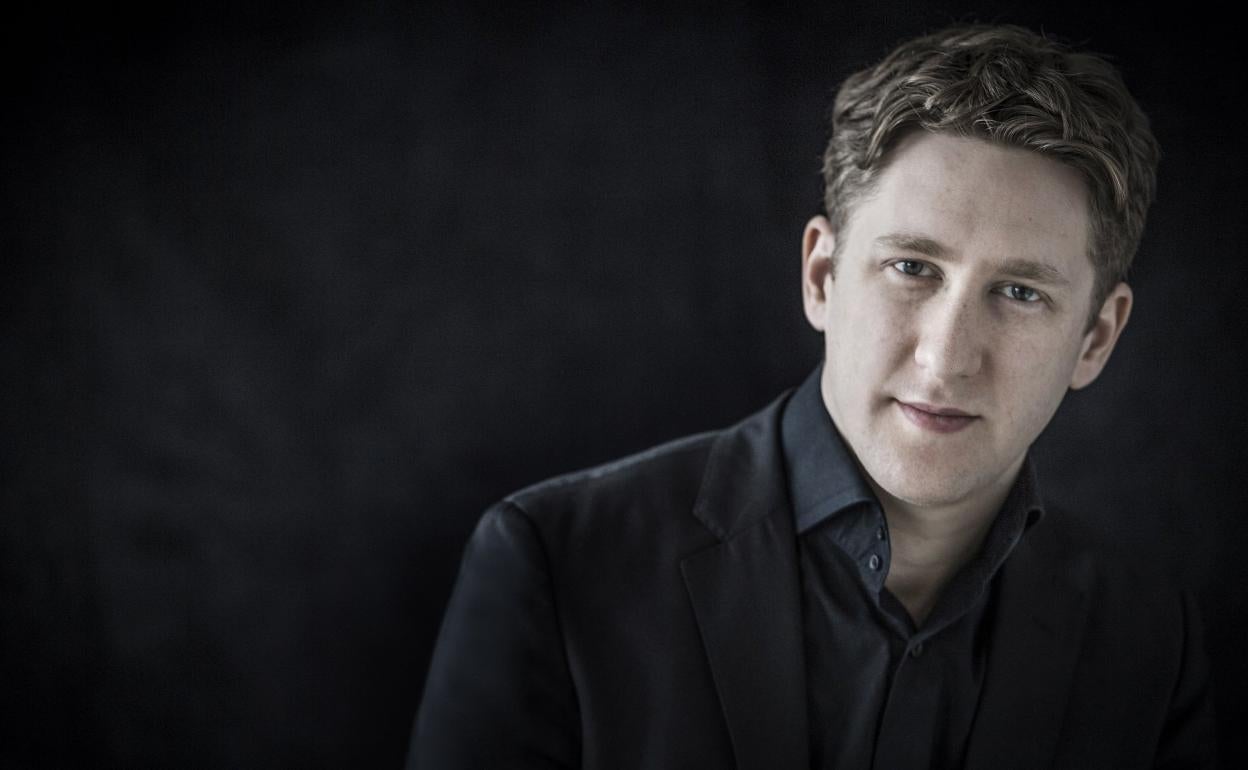 El director Joshua Weilerstein se estrena con la OFGC. 