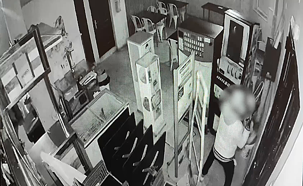 Imagen durante uno de los robos cometidos en Arucas por los presuntos autores detenidos. 