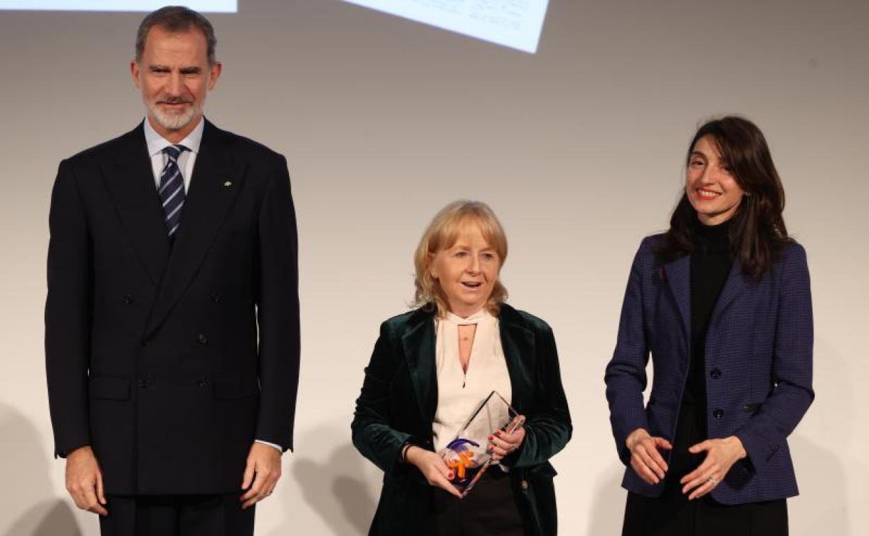 La premiada, Arantza Gónzalez Egaña, junto al Rey y la ministra de Justicia, Pilar Llop.
