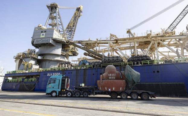 El buque Mcdermontt 'DLV 2000' llegó de Mauritania donde participa en el proceso de construcción de los pozos de gas del proyecto Grand Tortue Ahmeyin con hélices y tubos perforadores para reparar. Agunsa Europa es la consignataria. 