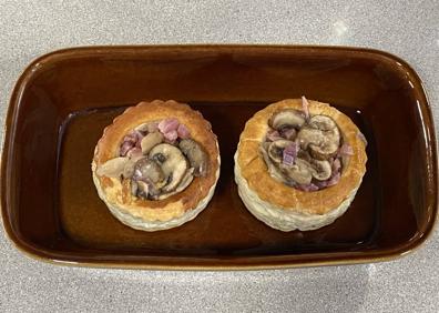 Imagen secundaria 1 - Pasos de la receta Vol au vent rellenos de champiñones con jamón y huevo de codorniz