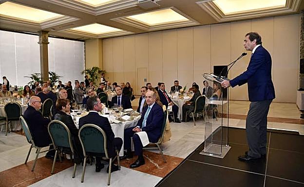 Luis Padrón, presidente de la Cámara de Comercio de Gran Canaria, ofrece unas palabras a los asistentes al almuerzo navideño. 