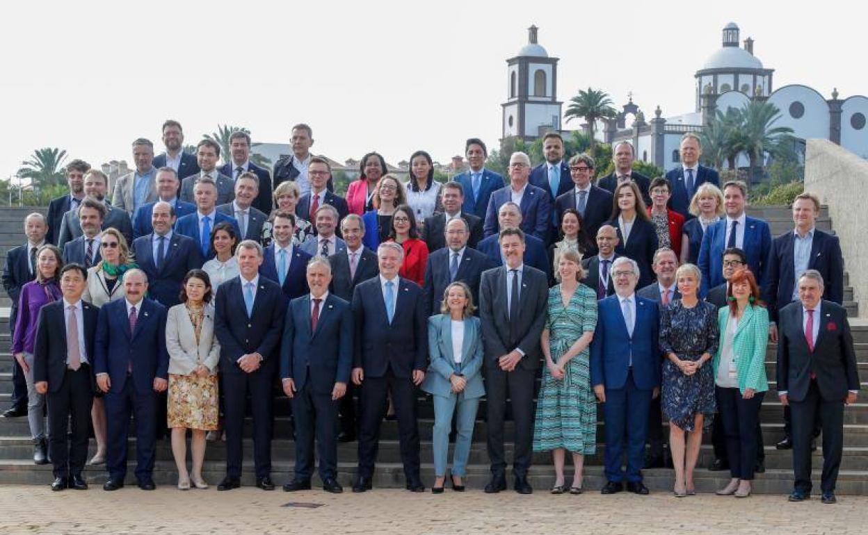 La vicepresidenta primera del Gobierno, Nadia Calviño, el secretario general de la OCDE, Mathias Cormann, y el presidente del Gobierno de Canarias, Angel Víctor Torres, durante la foto de familia de la Conferencia Ministerial de Economía Digital de la OCDE que se celebra en Maspalomas. 