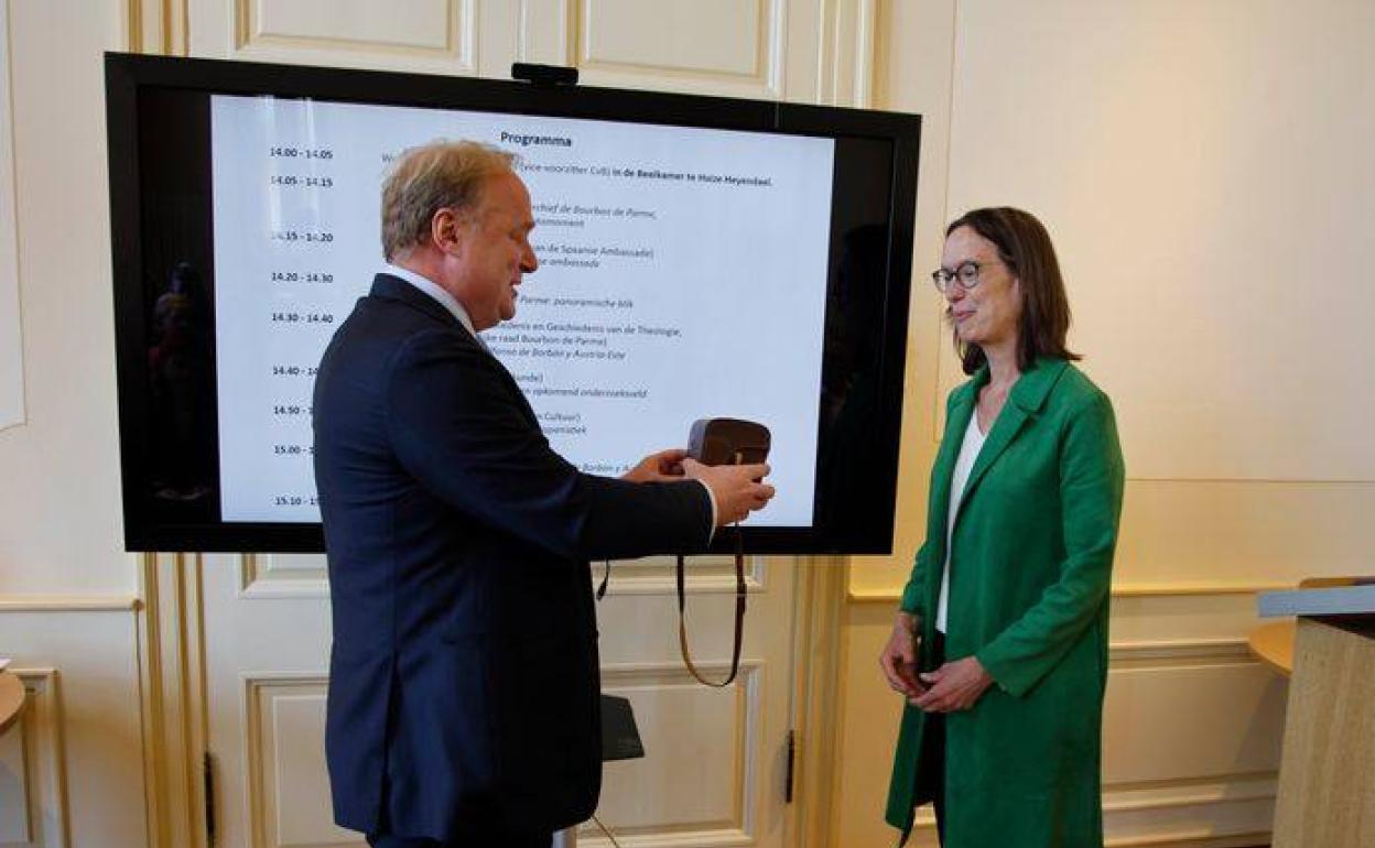 Carlos Javier de Borbón enseña a Agnes Musken (Universidad Radboud) uno de los objetos del archivo.