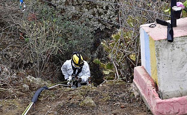 Un bombero se dispone a bajar al fondo de la Sima de Jinámar con el equipo preciso. 
