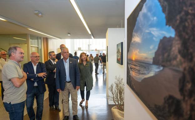 El presidente del Cabildo, Antonio Morales (segundo por la izquierda), en una muestra de fotos de Guguy. 