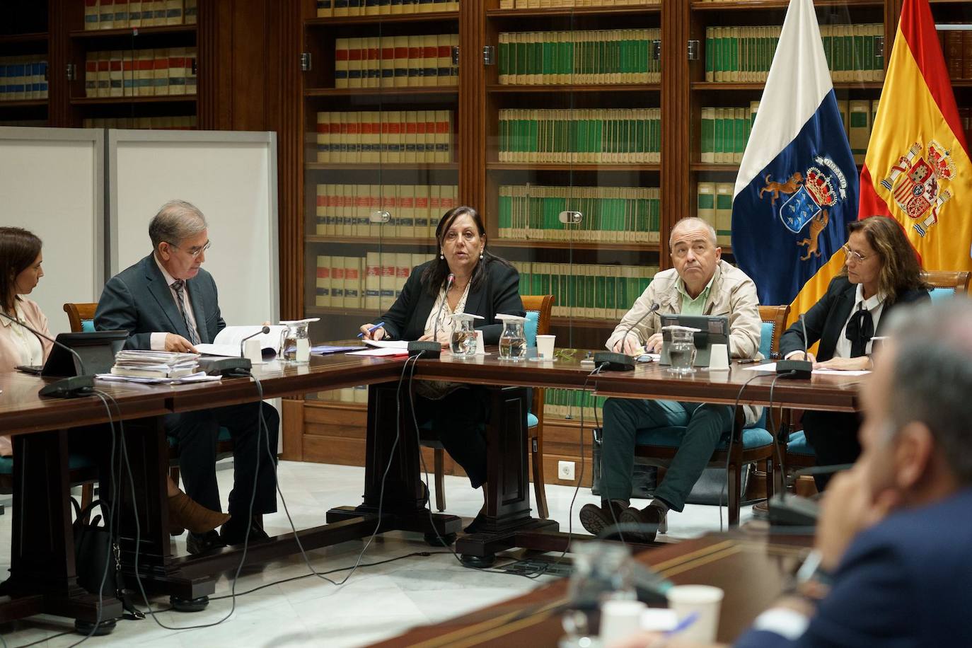 La fiscal superior de Canarias, María Farnés Martínez-Frigola (c), acompañada por el fiscal delegado de violencia de género de la Audiencia Provincial de Santa Cruz de Tenerife, José Luis Sánchez Jáuregui (i), presentó este jueves en comisión parlamentaria la memoria de la Fiscalía de 2021. 