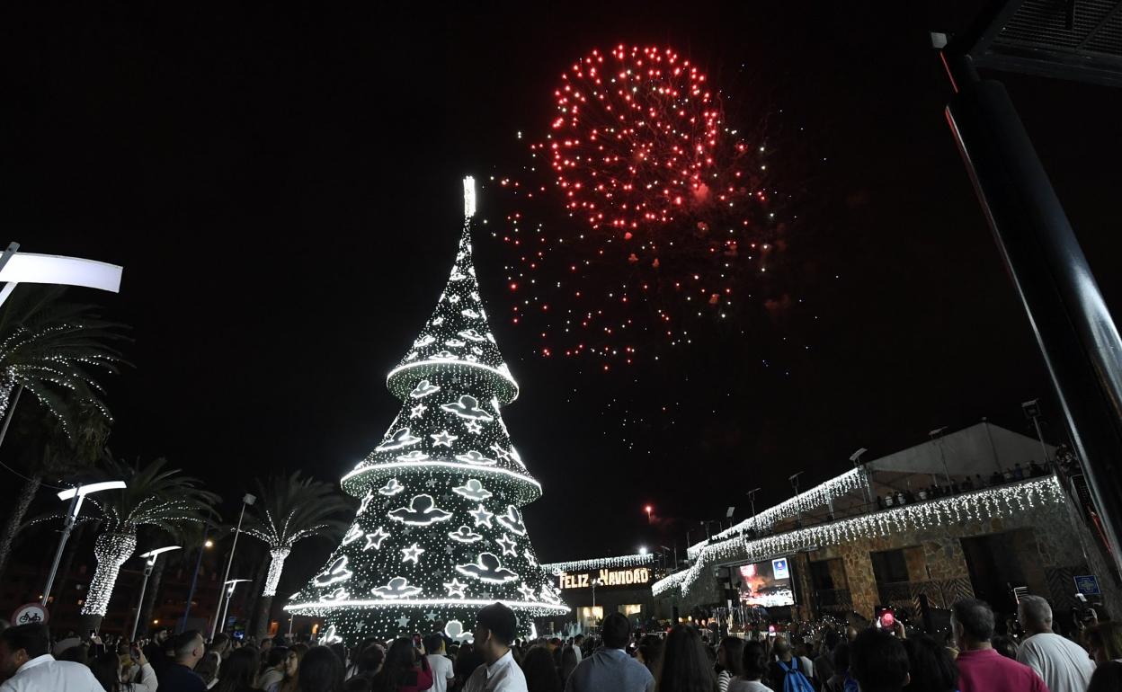 La compra presencial es una garantía de seguridad. Imagen del árbol navideño en el Centro Comercial Las Arenas. 