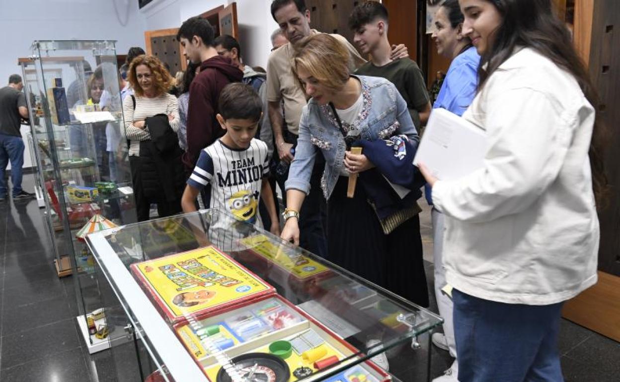La Casa de la Cultura acoge la exposición de juguetes antiguos 'Tesoros del pasado'. 