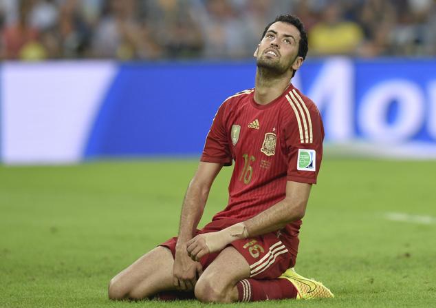 Busquets se lamenta tras una ocasión fallada en el partido contra Chile que supuso el KO de España en la fase de grupos del Mundial de Brasil 2014.