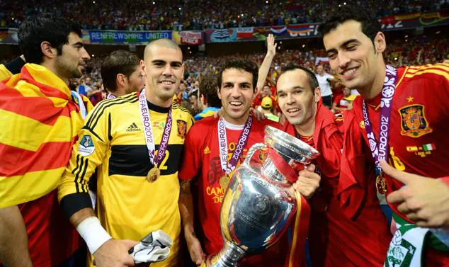 Busquets (d) celebra junto a Albiol, Víctor Valdés, Cesc e Iniesta el título de la Eurocopa 2012.