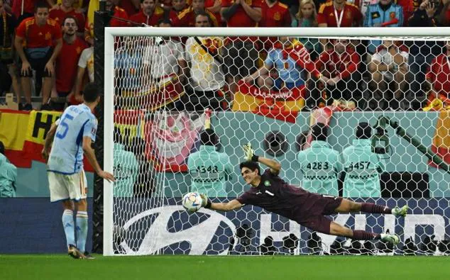 Busquets falla el penalti decisivo contra Marruecos, su última acción como jugador de España.