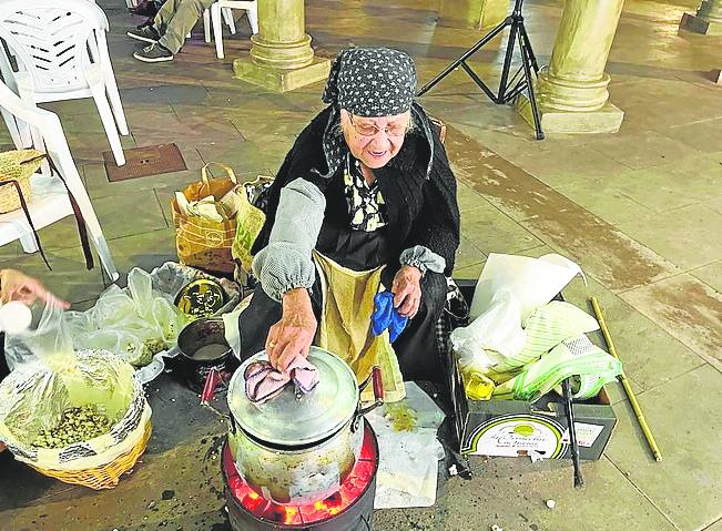 Imagen principal - Arriba, Mamina, vecina del pueblo, prepara unas roscas. Debajo, Iván Luis García ejerce de barbero, oficio que heredó de su abuelo materno, José Vega; y Benedicta pone en práctica el oficio de lanería. 