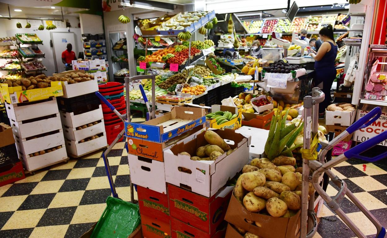 Desde las administraciones se fomenta la compra de productos de cercanía frente a la creciente tendencia del plato preparado. Imagen de un puesto en el Mercado Central. 