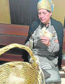 Imagen secundaria 2 - Arriba, Mamina, vecina del pueblo, prepara unas roscas. Debajo, Iván Luis García ejerce de barbero, oficio que heredó de su abuelo materno, José Vega; y Benedicta pone en práctica el oficio de lanería. 