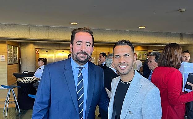 Imagen principal - Momentos del almuerzo de Navidad de la Unión Deportiva Las Palmas. 