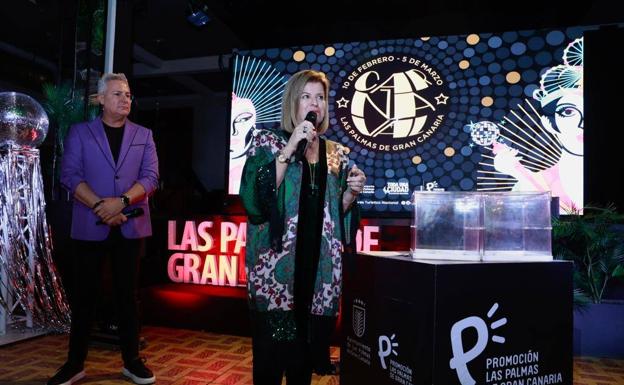 Inmaculada Medina, concejala del Carnaval de Las Palmas de Gran Canaria y Roberto Herrera, presentador del evento en uno de los momentos del sorteo. 