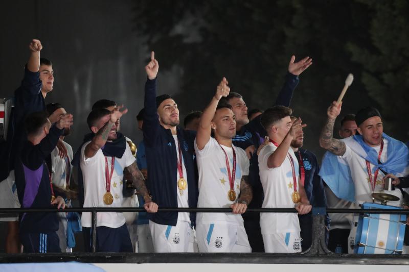 Cánticos, alegría y felicidad, en el recibimiento a la selección argentina.