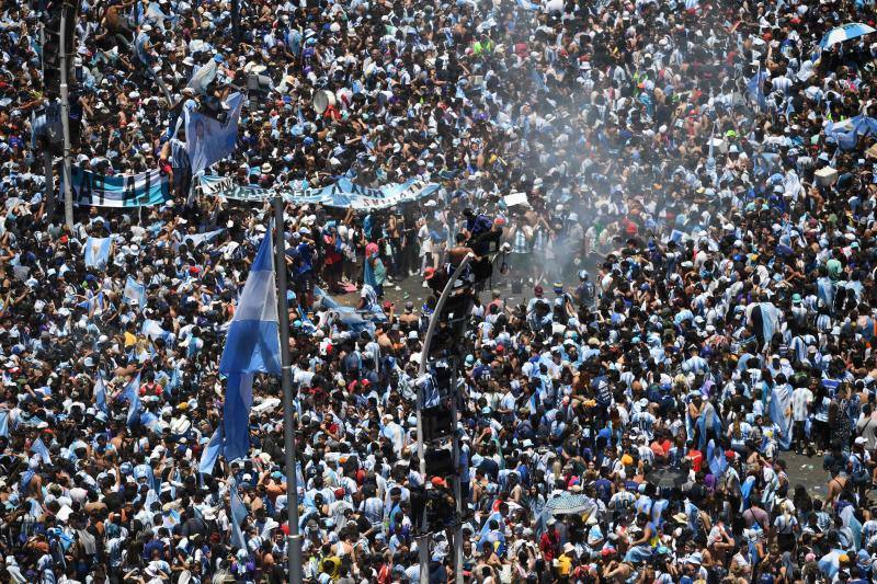 Una multitud desafía al fuerte calor del verano en Argentina para festejar el tercer título universal de la Albiceleste.