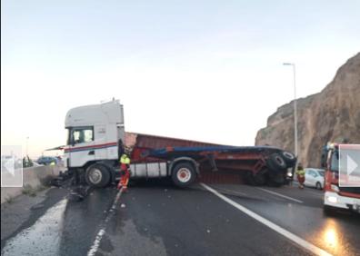 Imagen secundaria 1 - Un camión queda atravesado en La Laja tras un vuelco