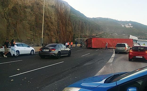 Imagen principal - Un camión queda atravesado en La Laja tras un vuelco