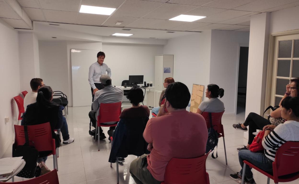 Durante un momento de la formación en las oficinas de Cruz Roja, en Las Palmas. 