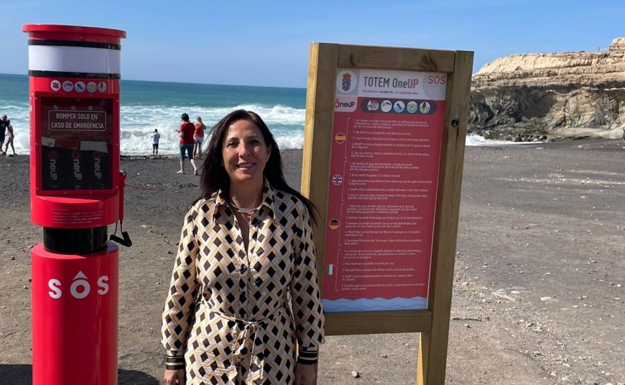 Dunia Alvaro, concejala de Playas, con el tótem 'One UP' de Ajuy, con instrucciones en varios idiomas. 