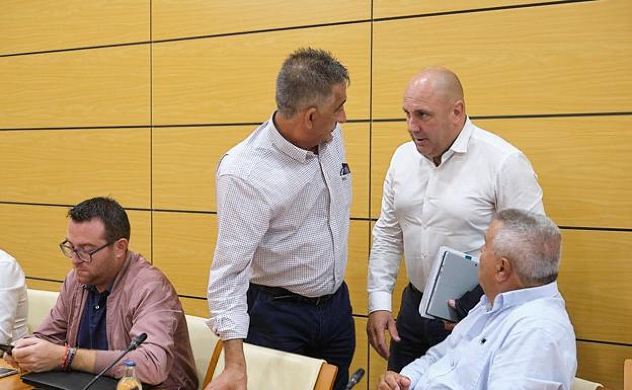El presidente Sergio Lloret departe con Claudio Gutiérrez (PP) y Juan Nicolás Cabrera (exNC) antes de un pleno. 