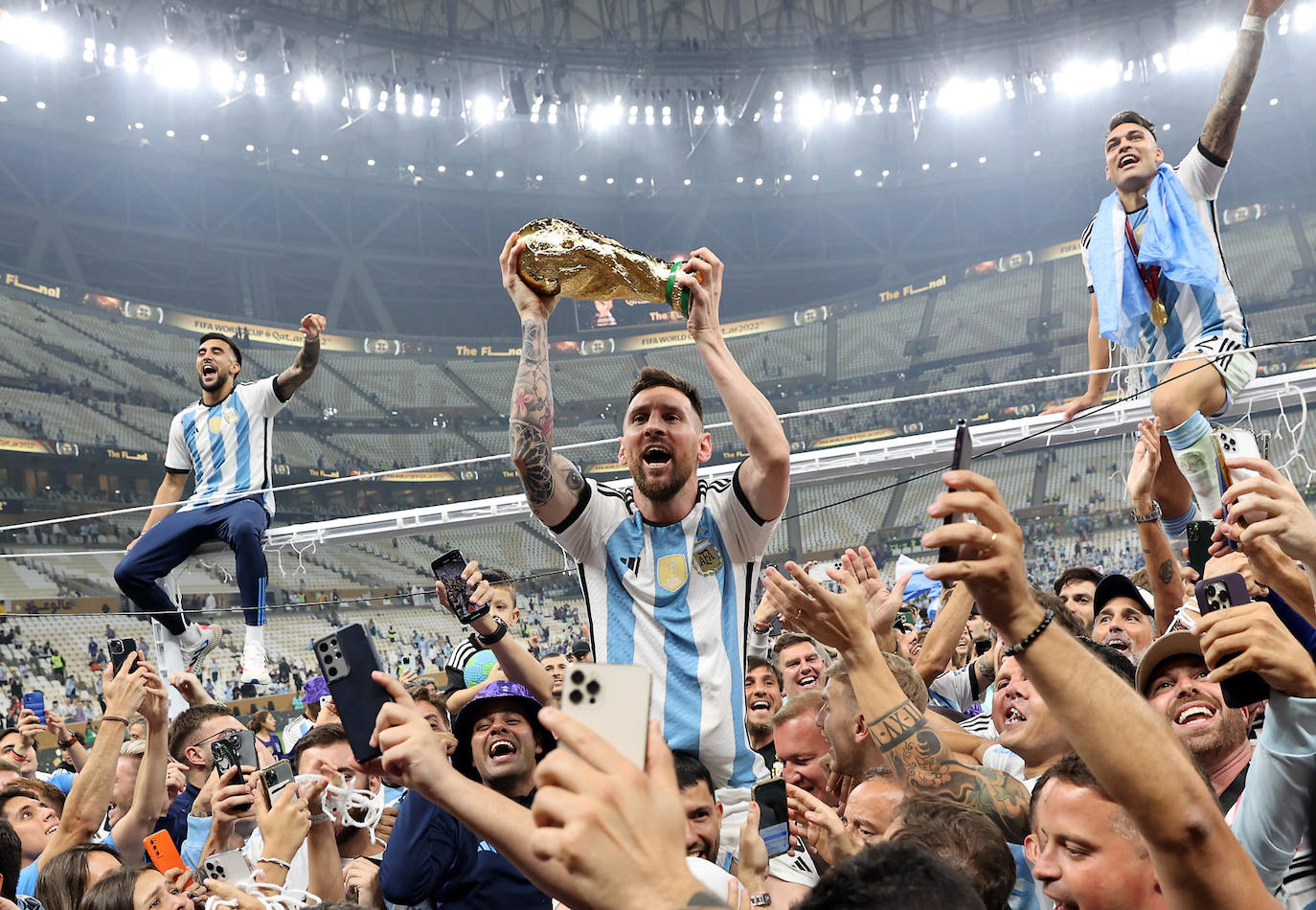 Lionel Messi alza el trofeo del campeones del Mundial de Qatar 2022 después de que Argentina se impusiera a Francia en la final celebrada en el Lusail stadium, el 18 de diciembre