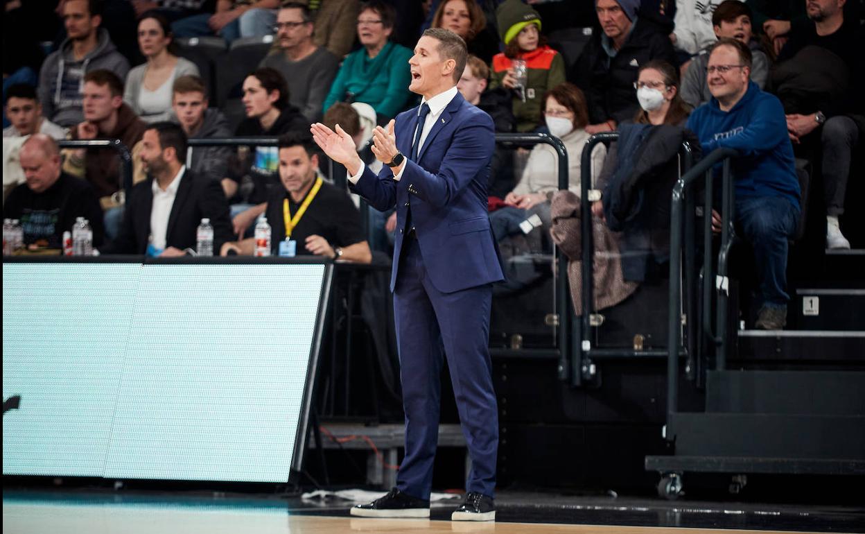 Jaka Lakovic aplaude durante un lance del encuentro. 