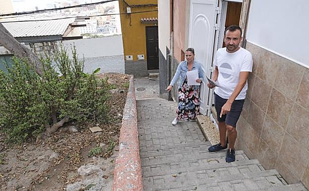 María y Juan Pedro en una foto de archivo en las escaleras de acceso a la casa. 