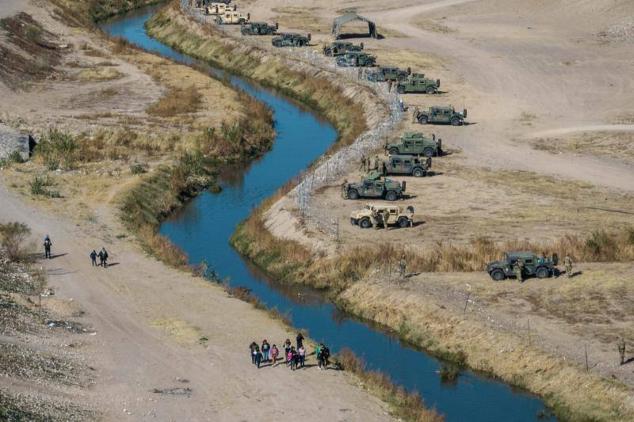 Vista aérea del Río Bravo a su paso por Ciudad Juárez, donde Texas ha desplegado 400 efectivos de la Guardia Nacional.