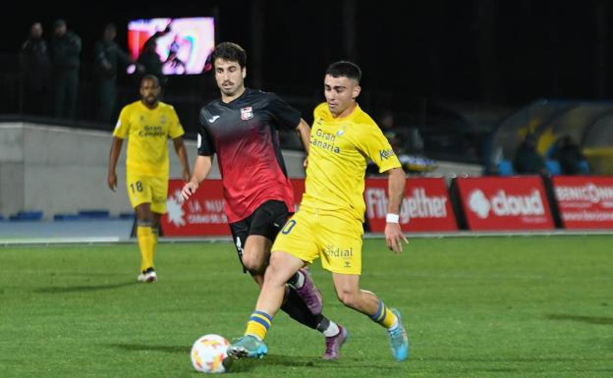 Moleiro conduce la pelota de este jueves en Alicante. 