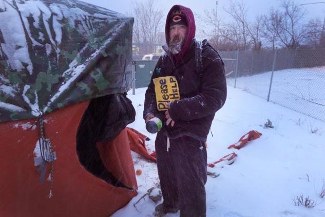 Pete, un hombre sin hogar de 41 años, junto a la tienda de campaña donada cerca de la autopista donde vive mientras las temperaturas se desploman, el 22 de diciembre de 2022 en Chicago, Illinois.