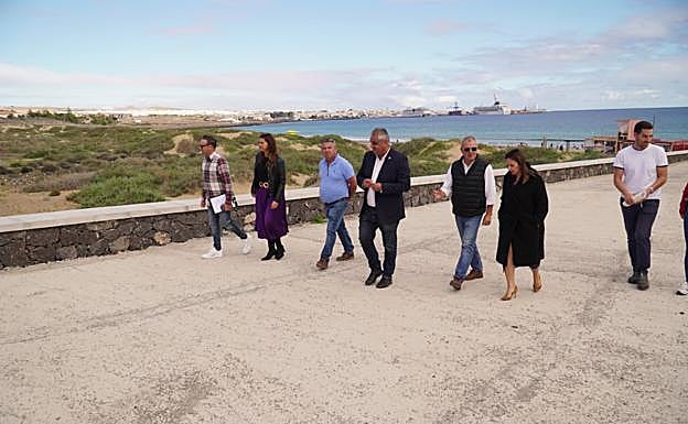 El alcalde Juan Jiménez, concejales y representantes de la empresa adjudicataria. 