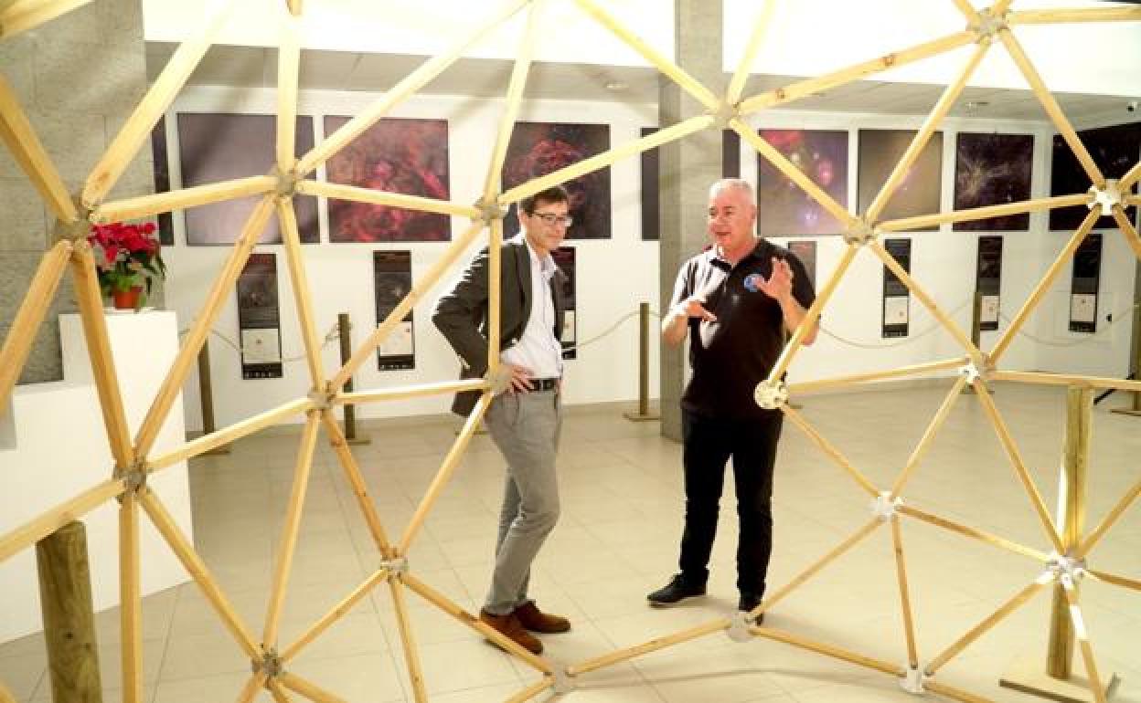 Juan Manuel Verdugo, concejal de Cultura, y Carmelo Cabrera, presidente del colectivo de astronomía, en la muestra. 
