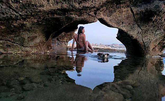 Tercer premio. 'Un baño referescante en El Confital'.