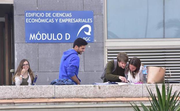 Estudiantes de la Universidad de Las Palmas de Gran Canaria en el campus de Tafira. 