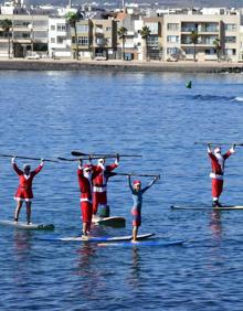 Imagen secundaria 2 - Papá Noel llega a la playa de Arinaga