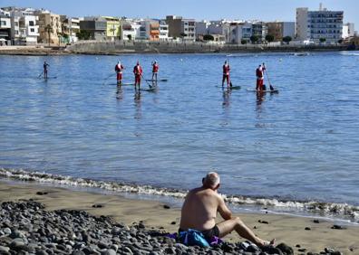 Imagen secundaria 1 - Papá Noel llega a la playa de Arinaga