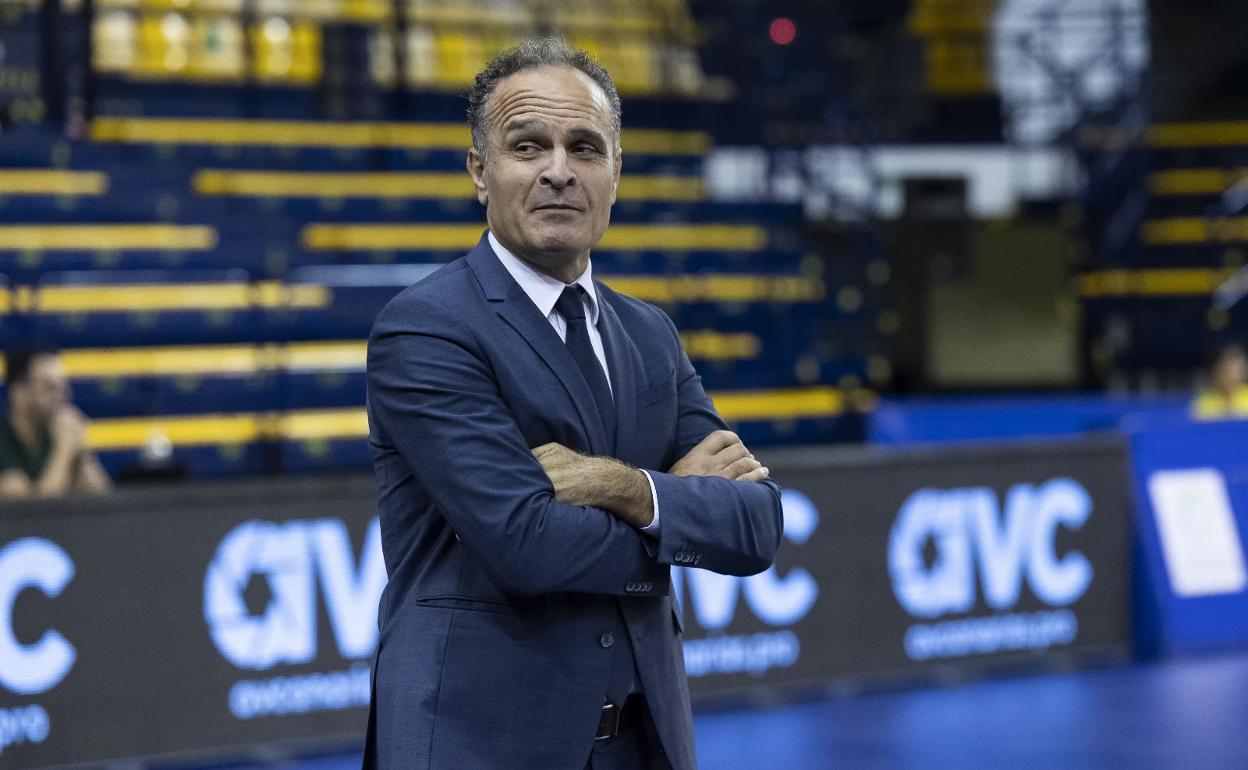 Sergio Miguel Camarero, entrenador del CV Guaguas durante un partido en el CID. 