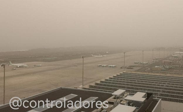 Imagen del aeropuerto de Gran Canaria bajo un manto de calima. 