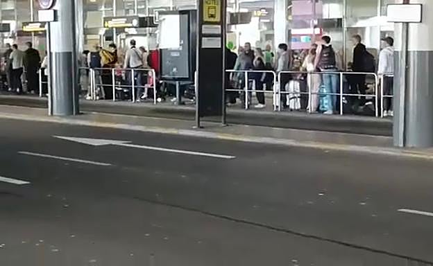 Imagen de la cola de gente esperando por un taxi en el aeropuerto grancanario.