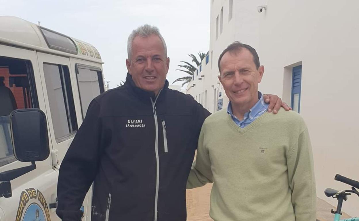 Emilio Butragueño junto a un vecino de la zona. 