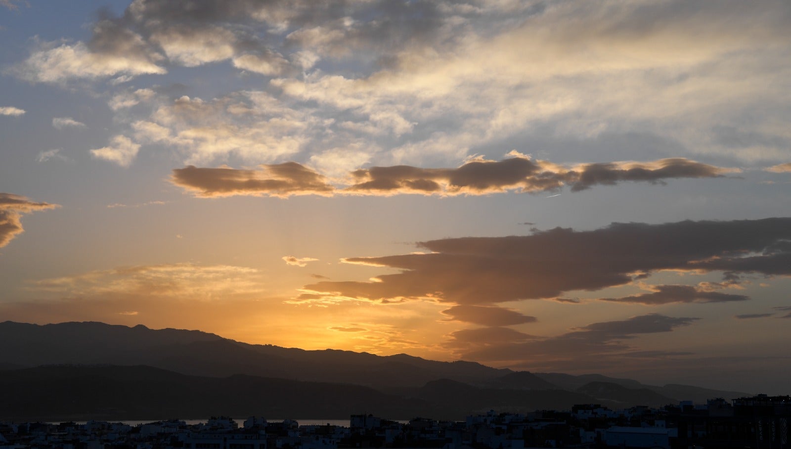 La calima da paso a la lluvia débil con posibles tormentas este viernes