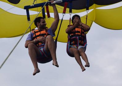 Imagen secundaria 1 - Arriba, Anabel Pantoja a punto de iniciar la actividad. Debajo, Isa y su pareja en otro momento de esta aventura náutica. Al lado, las dos parejas con Óscar Ruano, responsable de la empresa. 