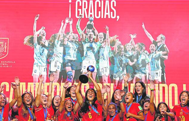 España lo ha ganado todo en competiciones oficiales en categoría no absoluta en el fútbol femenino. La nueva generación de futbolistas demuestra su pujanza, pese a que todavía la apuesta institucional y empresarial dista mucho de la que se hace en categoría masculina. 